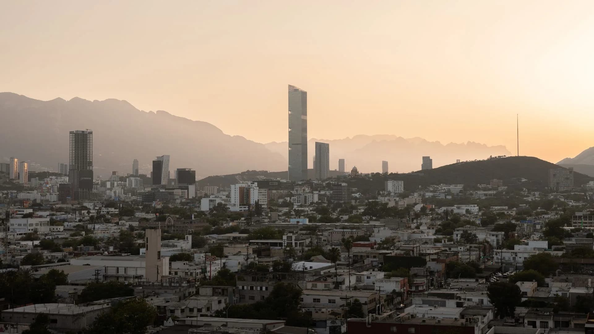 Skyline de Monterrey y la Sierra Madre al atardecer
